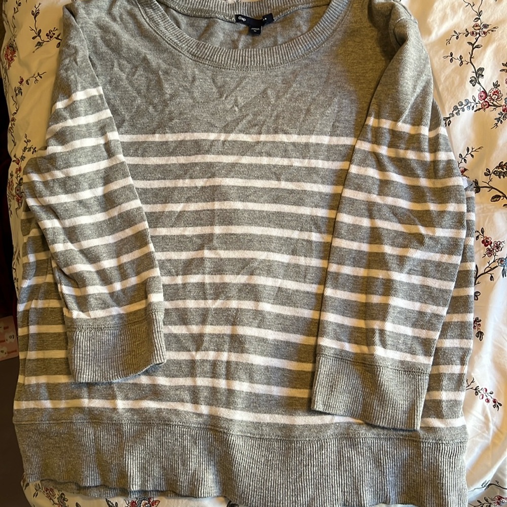 Medium- 3/4” Sleeve - Gap sweater